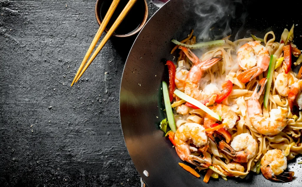 wok-sushi-colomiers wok de crevettes, nouilles sautées et légumes vapeur
